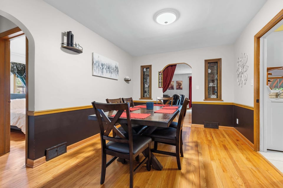 Our sweet dining room that seats 6 for those cozy family dinners while you stay!
