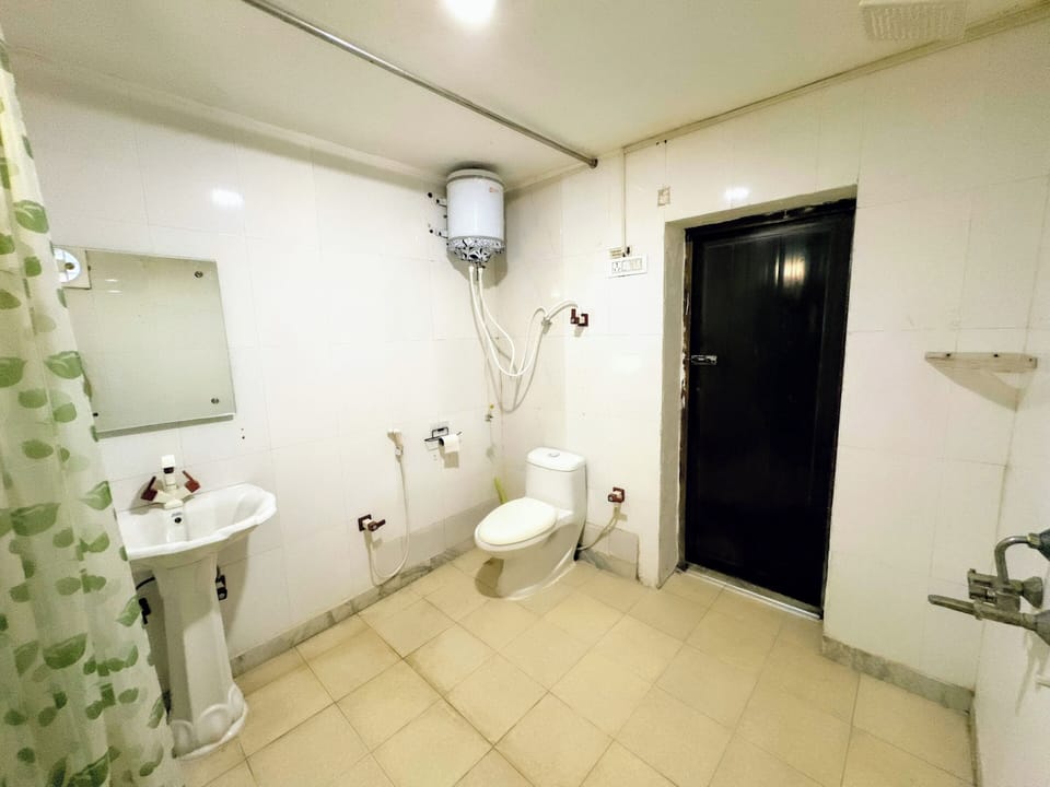 Basic Double Room, Courtyard View | Bathroom | Shower, free toiletries, towels, soap