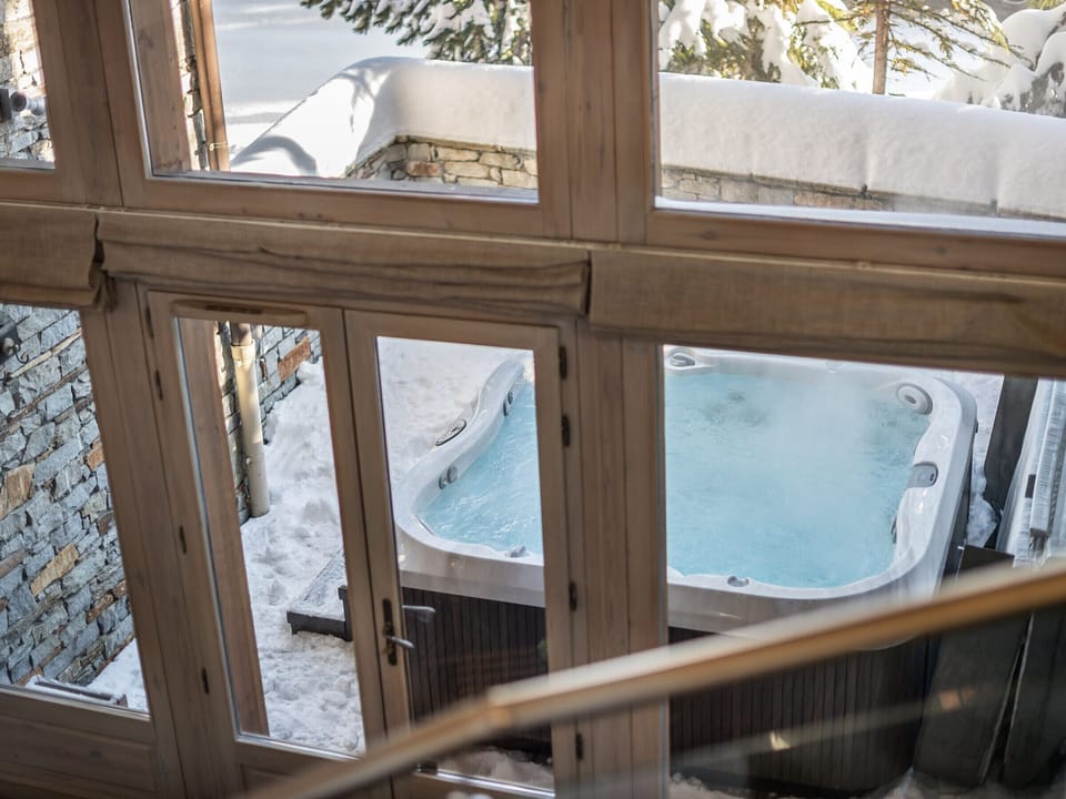 Indoor spa tub