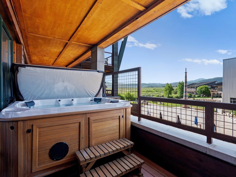 Private Hot Tub / Balcony