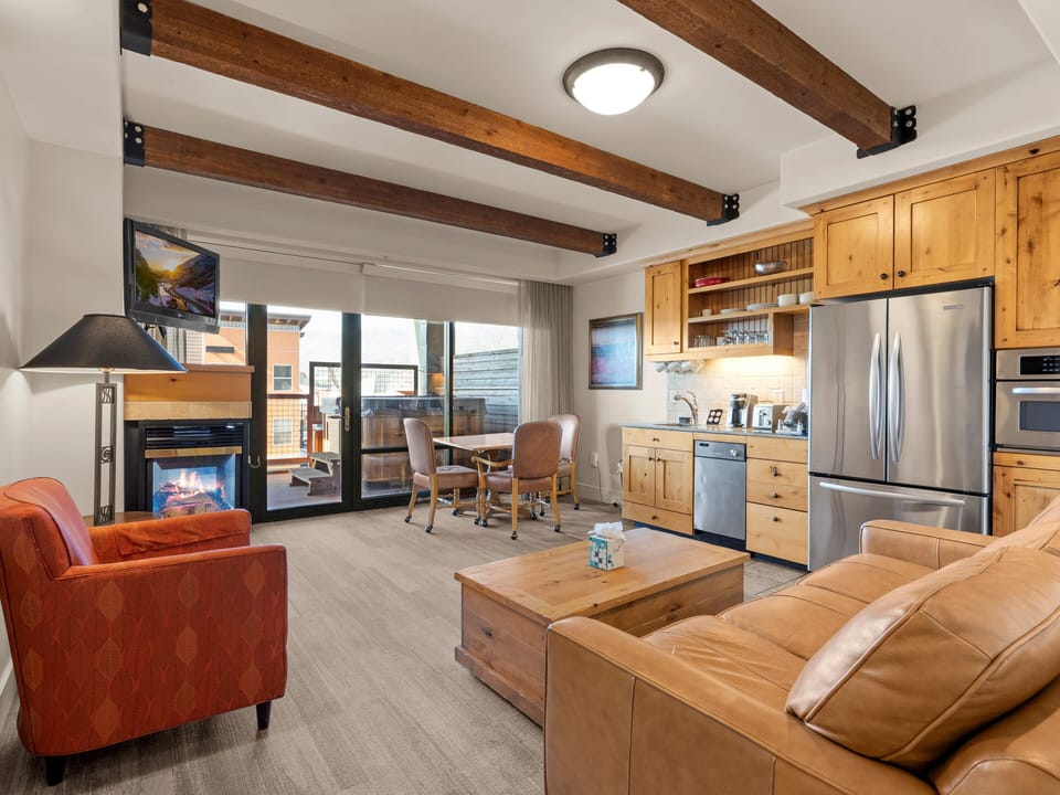 Kitchen / Living Room / Queen Sofa Bed