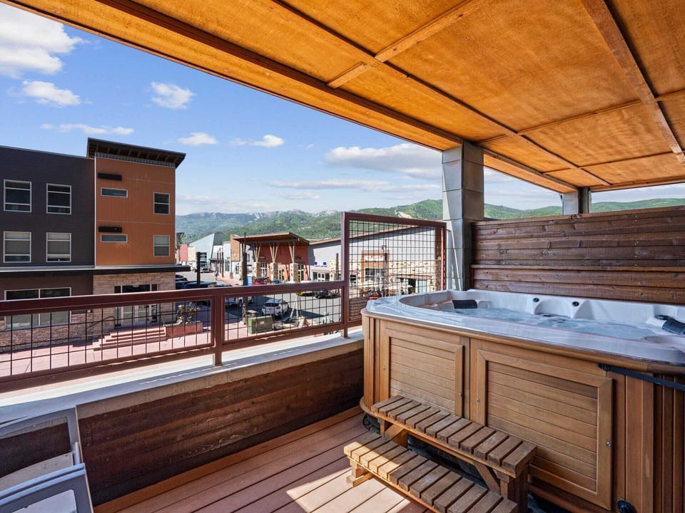 Hot Tub / Private Balcony