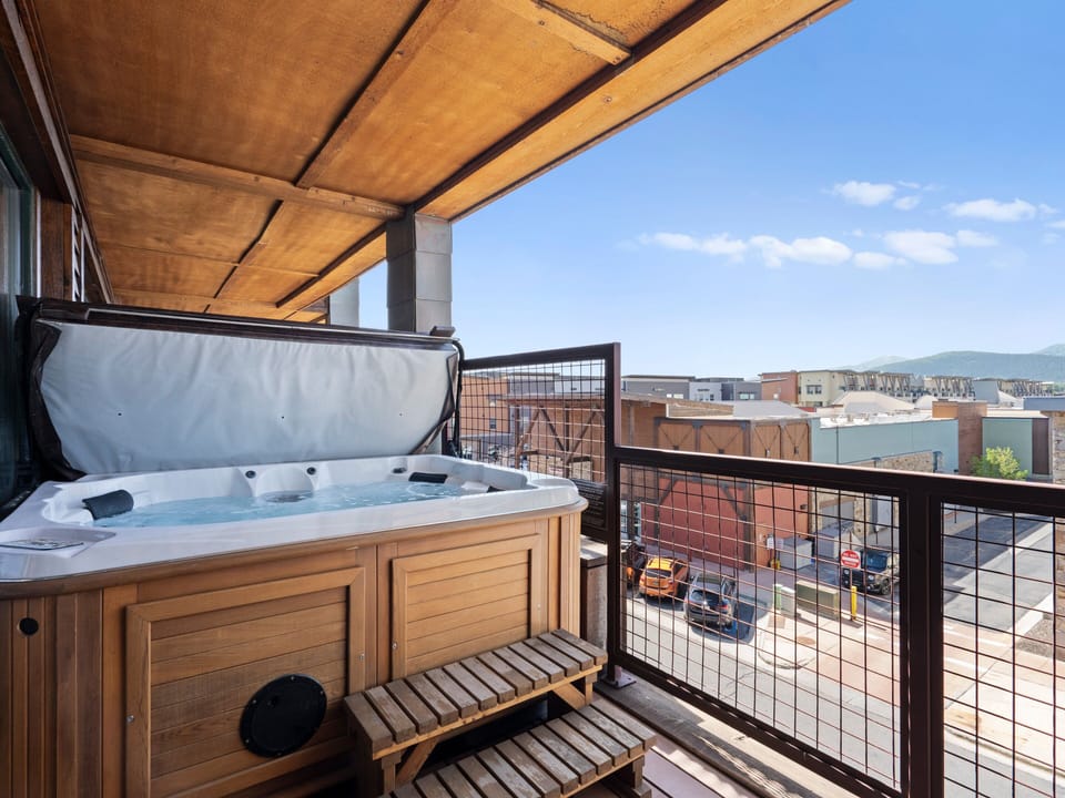 Private Hot Tub / Balcony