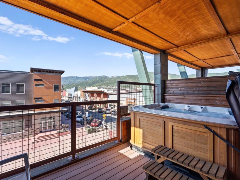 Hot Tub / Balcony