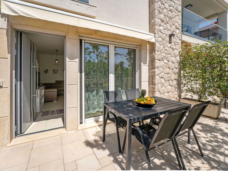 Shrub, Garden, Shade, Lawn, Outdoor Furniture, Backyard, Landscaping, Yard, Estate, Chair