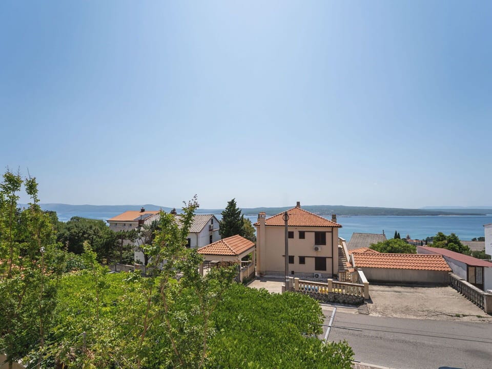 Sky, Blue, Daytime, Residential Area, Roof, Horizon, Town, Neighbourhood, Home, House
