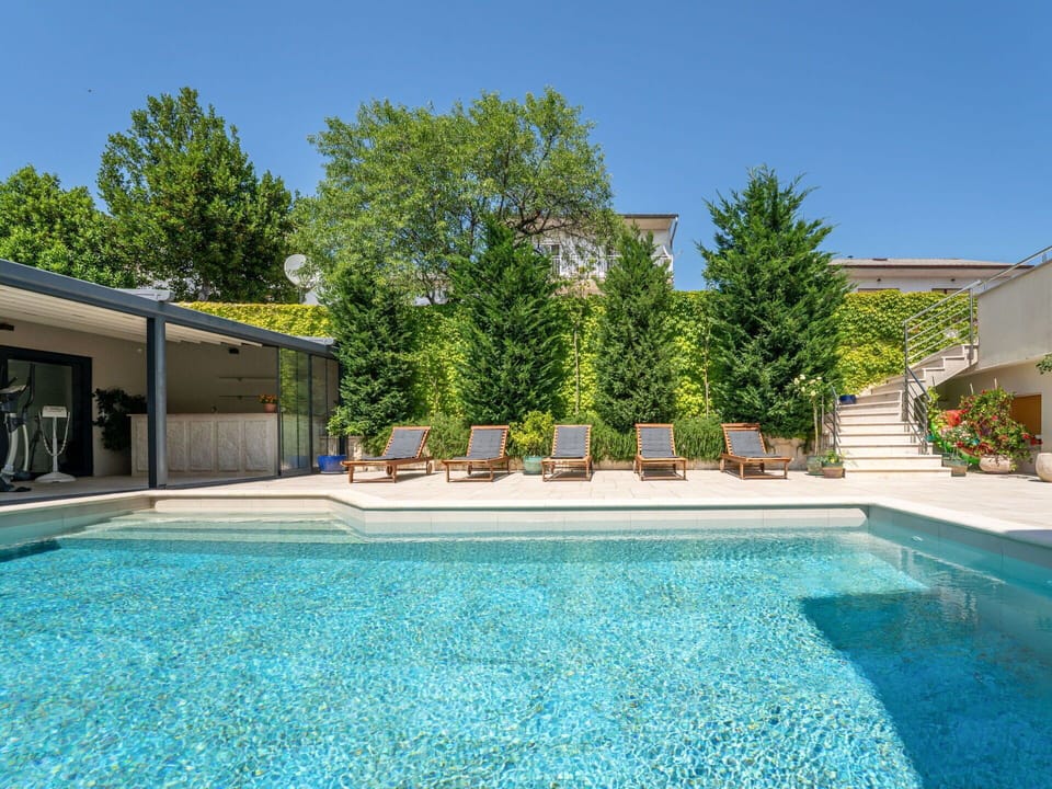 Shrub, Garden, Shade, Lawn, Outdoor Furniture, Backyard, Landscaping, Yard, Estate, Chair