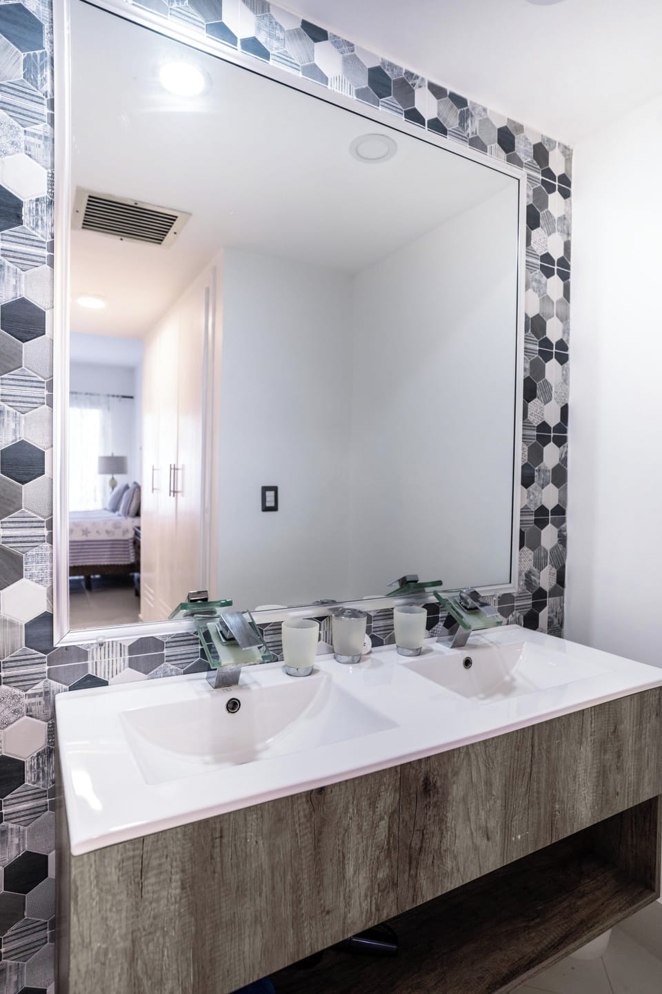 SecondBathroom/Seawinds1305 (1)