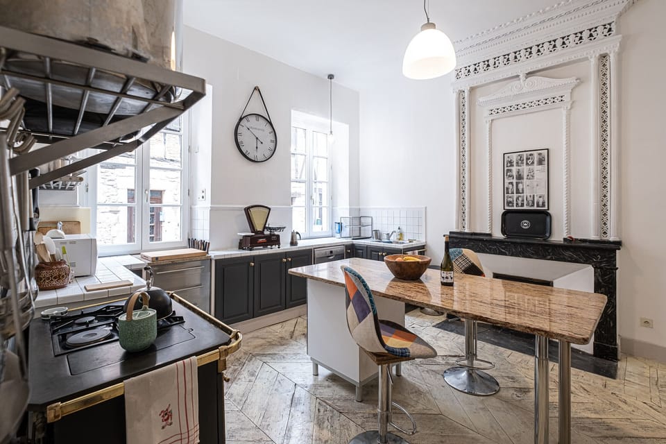 Gas hob - Delonghi coffee makers (percolator + Italian + piston), kettle - Dishwasher - Oven + microwave - Fridge + freezer - Highchair