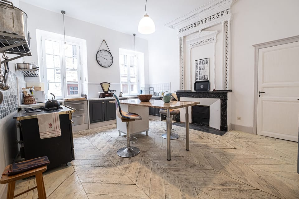 Gas hob - Delonghi percolator + Italian + piston coffee makers, kettle - Dishwasher - Oven + microwave - Fridge + freezer - A high chair