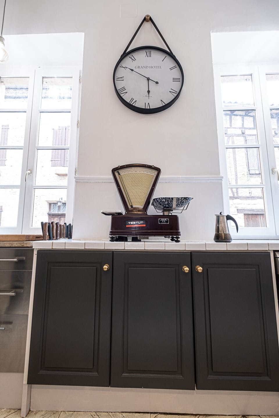 Gas hob - Delonghi coffee makers (percolator + Italian + piston), kettle - Dishwasher - Oven + microwave - Fridge + freezer - Highchair