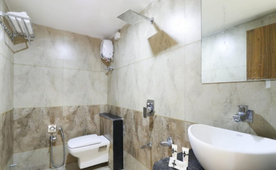 Deluxe Room | Bathroom | Shower, free toiletries, towels, soap