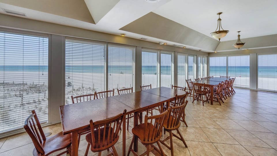 Pinnacle Port Grounds & Amenities