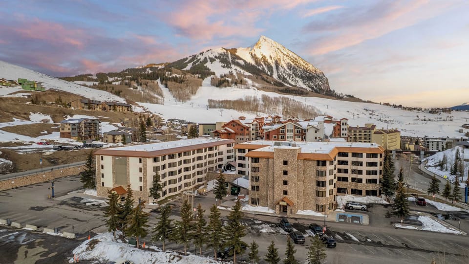 【The Mountain】Your ski terrain, a 5-minute walk from the front door