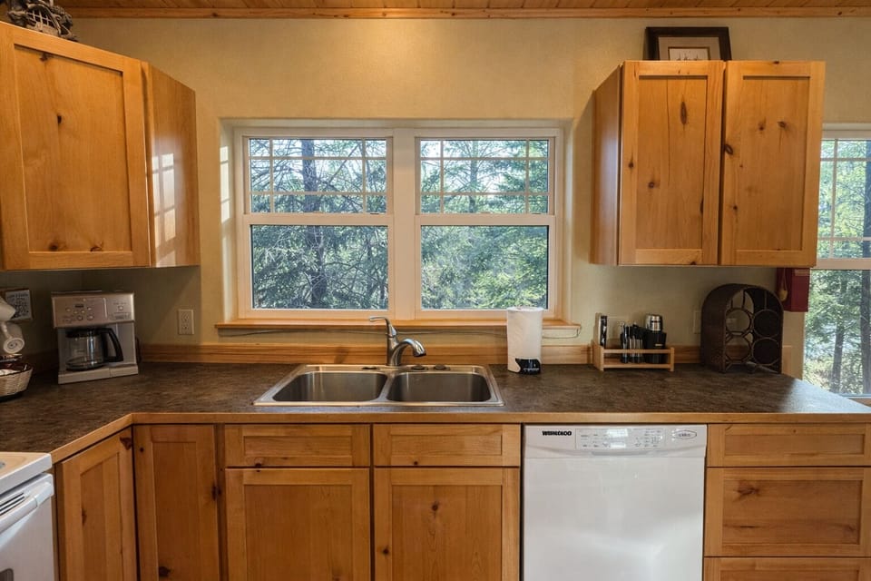 Cabin, 3 Bedrooms | Private kitchen | Coffee/tea maker, fridge, toaster