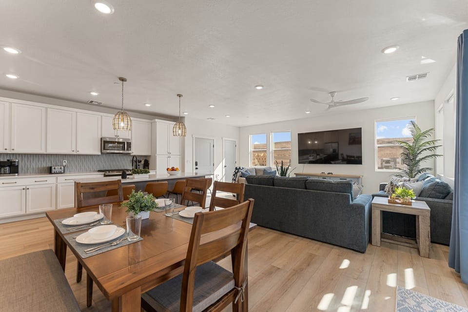 Condo, 3 Bedrooms | Dining