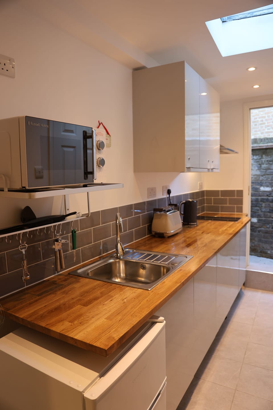 Studio | Private kitchen | Electric kettle, toaster, freezer, dining tables