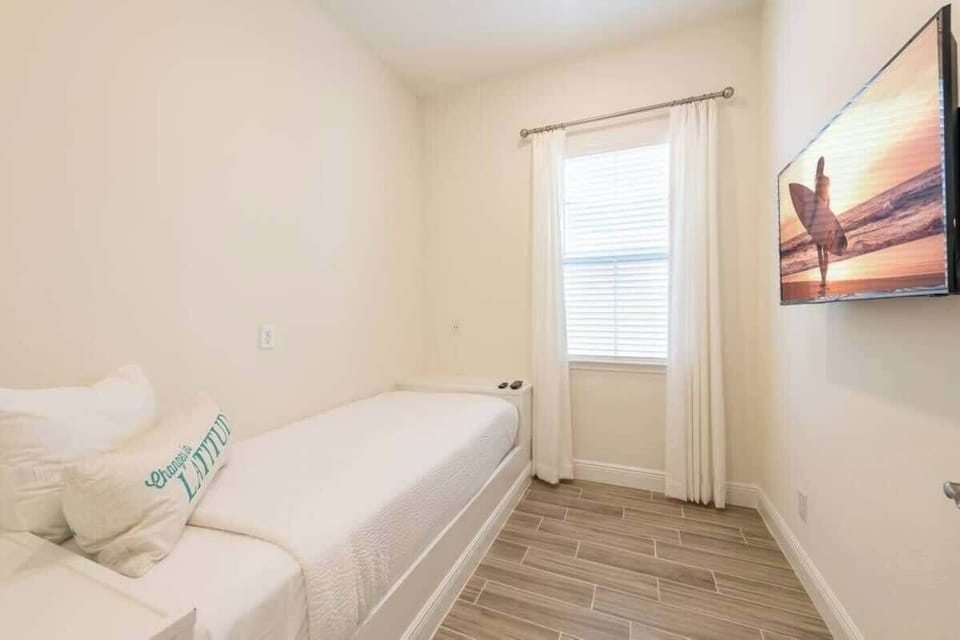 Bedroom 4 (upper level): Twin bed, Smart TV