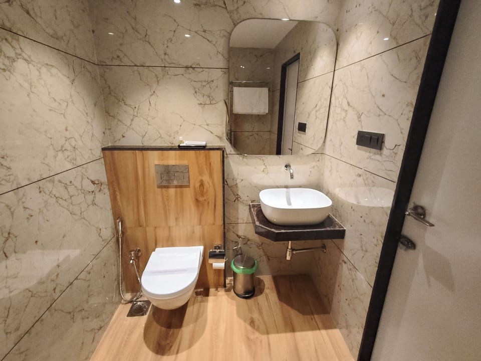 Deluxe Double Room | Bathroom | Shower, free toiletries, slippers, towels