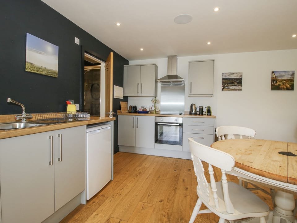 Cottage | Private kitchen | Fridge, microwave, dishwasher, toaster