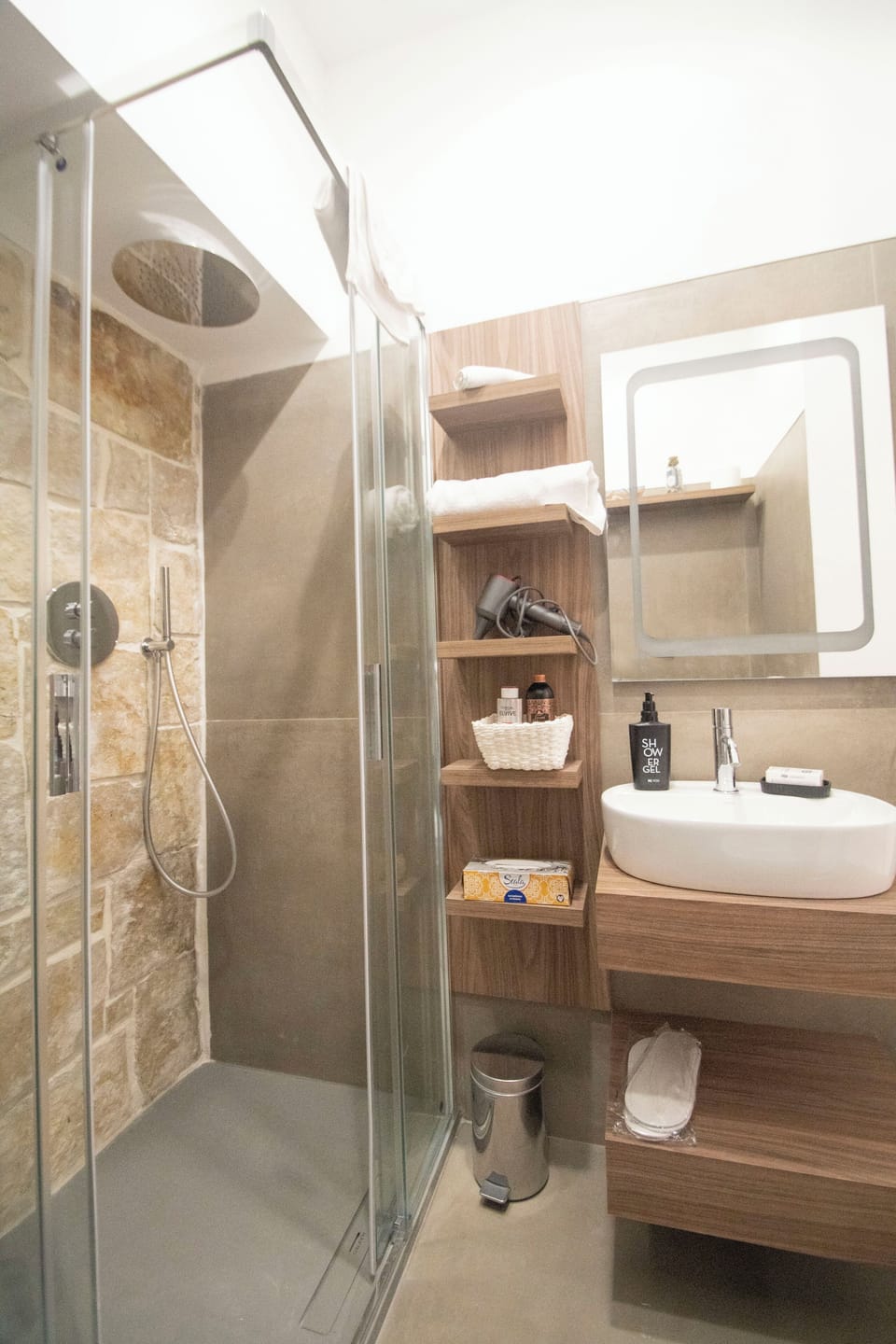 Junior Suite | Bathroom | Shower, free toiletries, hair dryer, slippers