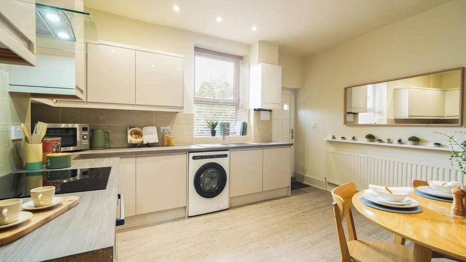 Luxury House | Private kitchen | Full-size fridge, microwave, oven, stovetop