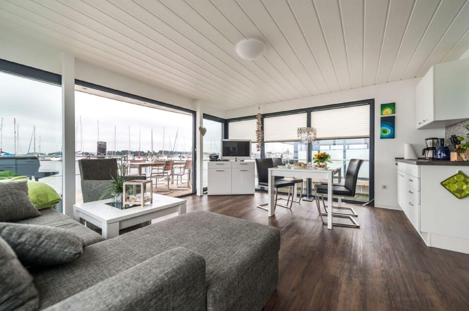Mobile Home | Living room