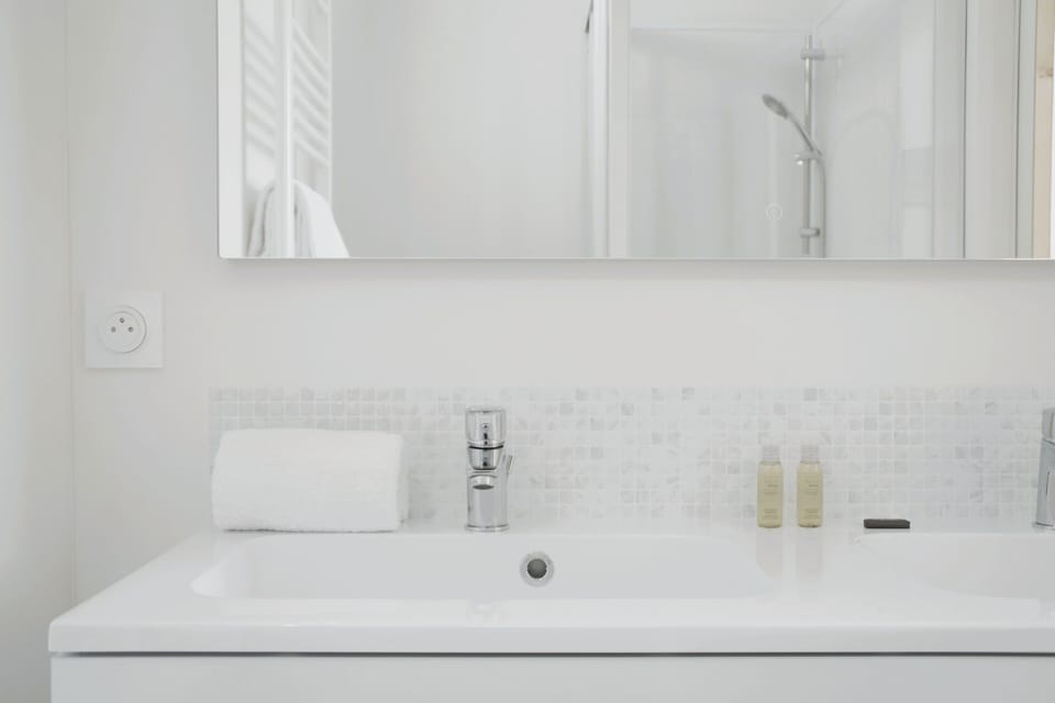 Superior Double Room, Ocean View | Bathroom | Shower, towels, soap, shampoo