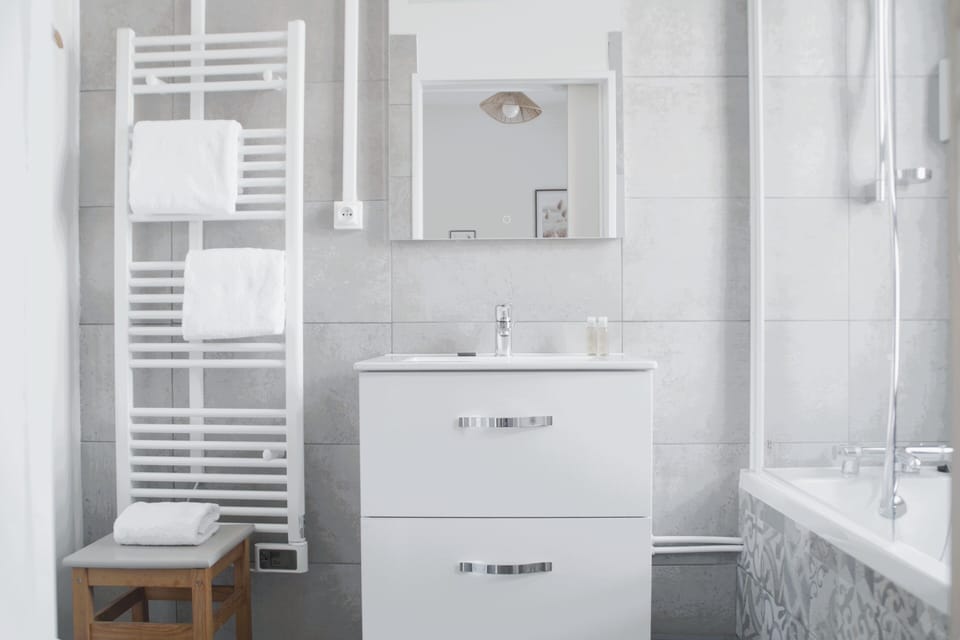 Superior Double Room | Bathroom | Shower, towels, soap, shampoo