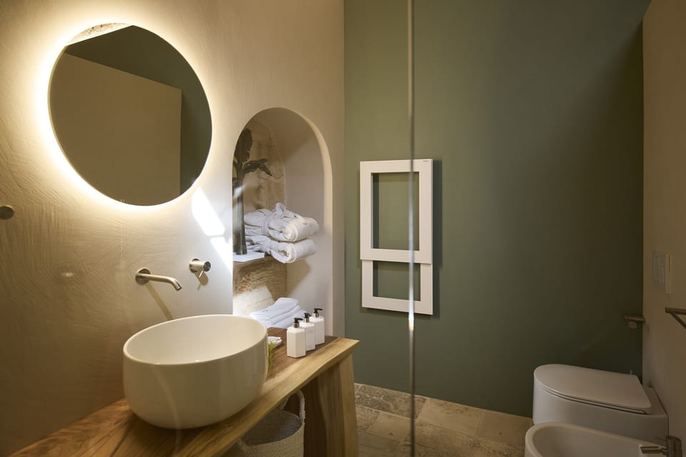  EMERA - Junior Suite with Private Whirlpool Pool & Sea-View Solarium | Bathroom | Shower, free toiletries, hair dryer, bathrobes