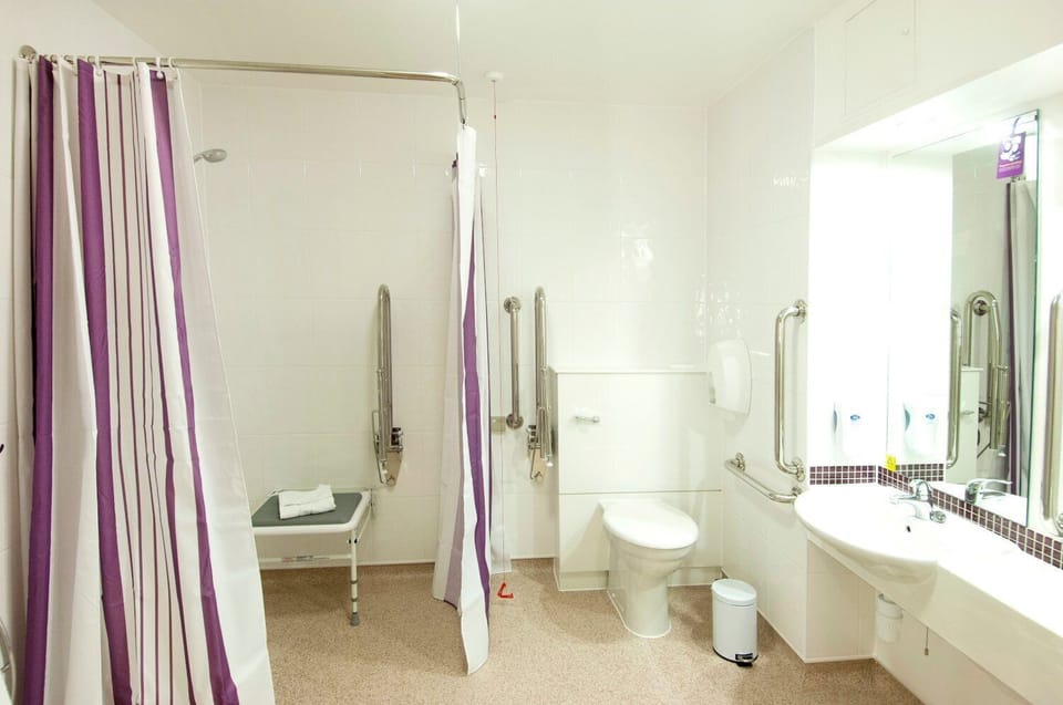 Standard Double Room, Roll-in Shower | Bathroom