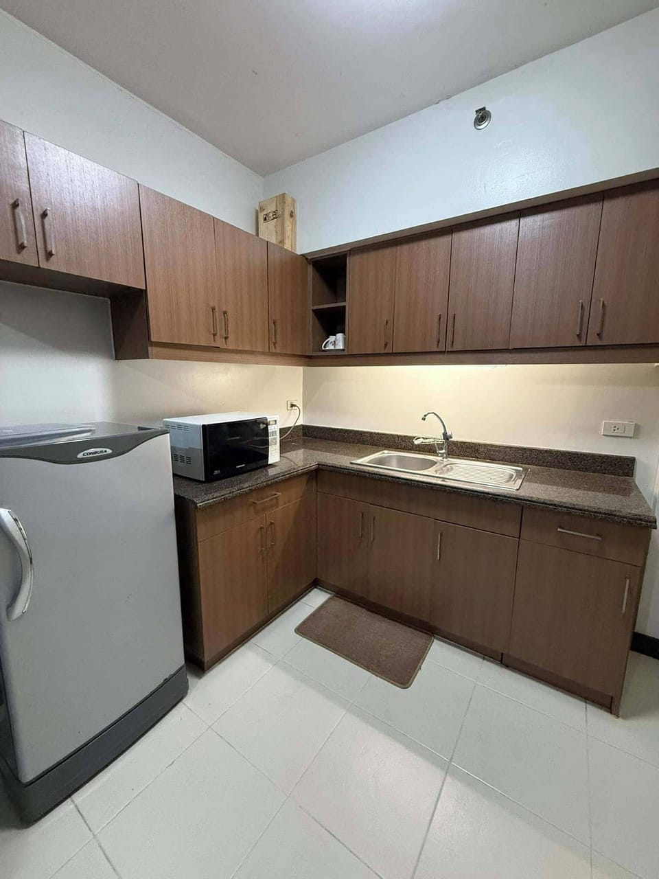 Fridge, cookware/dishes/utensils
