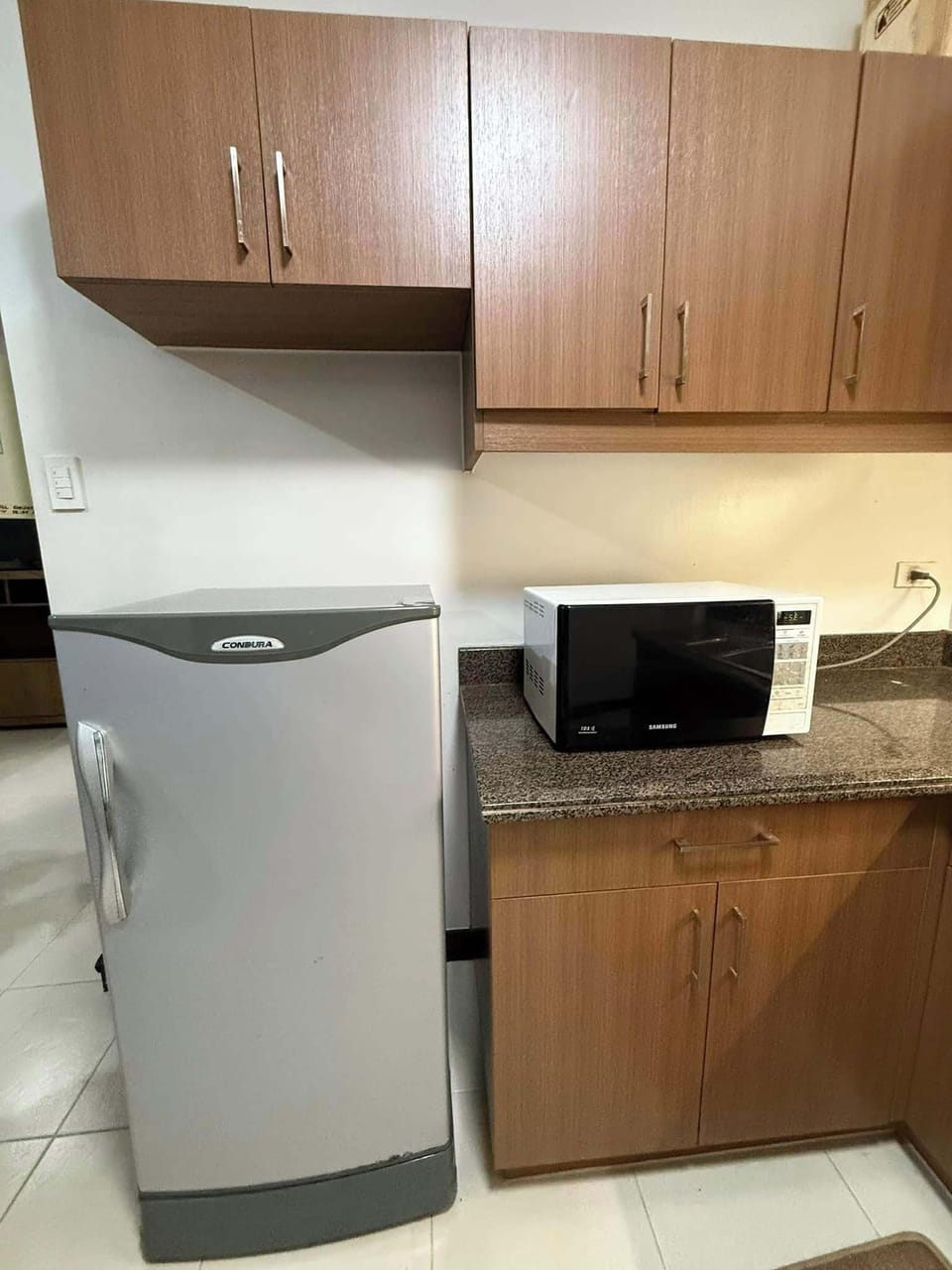 Fridge, cookware/dishes/utensils