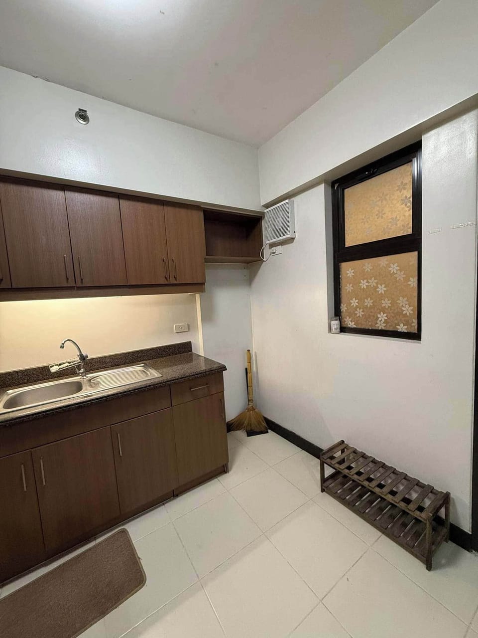Fridge, cookware/dishes/utensils