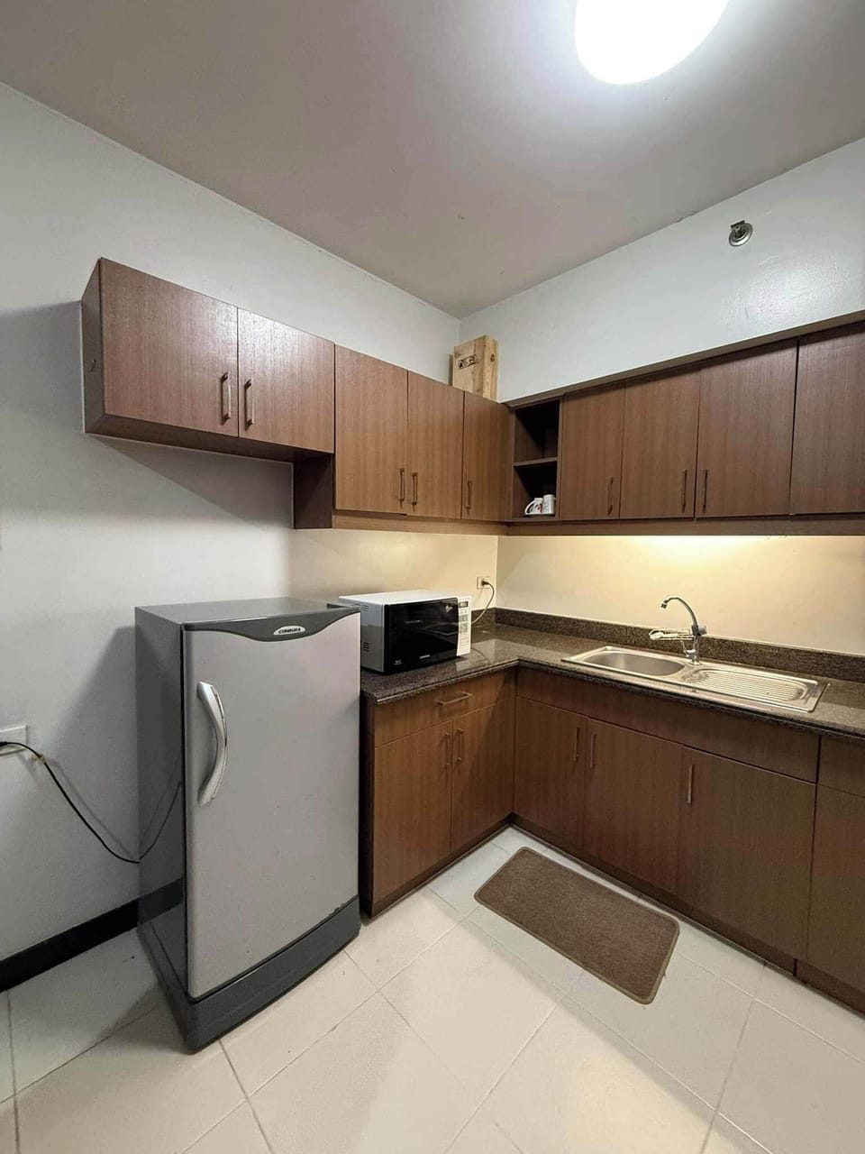 Fridge, cookware/dishes/utensils