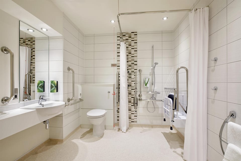 Standard Double Room, Roll-in Shower | Bathroom