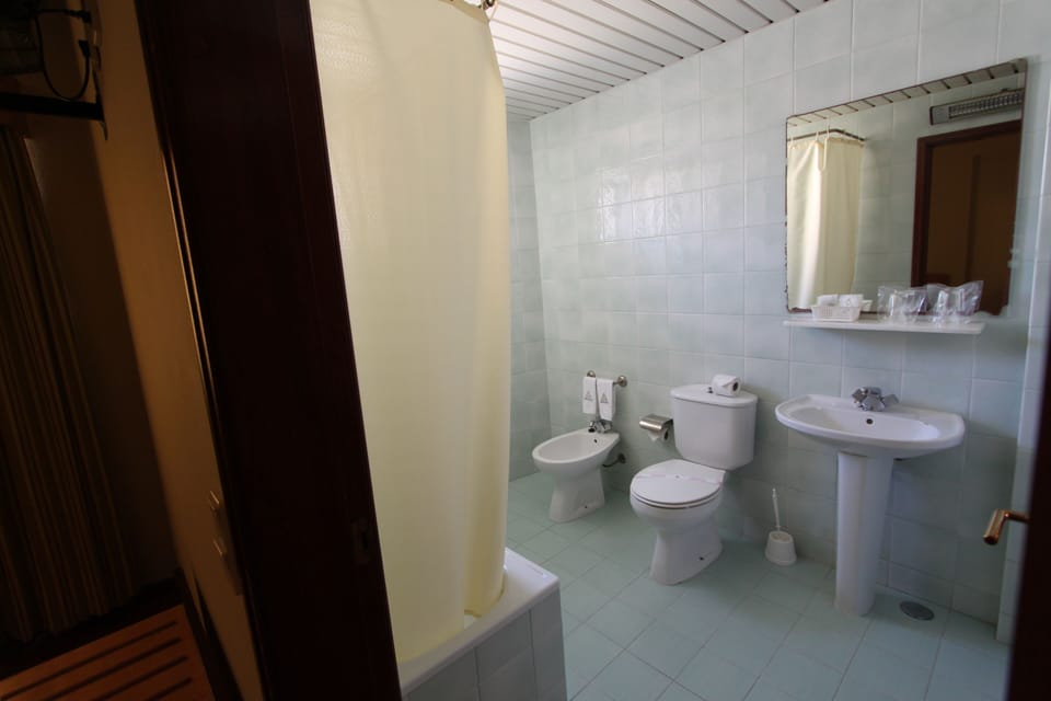 Family Triple Room | Bathroom sink