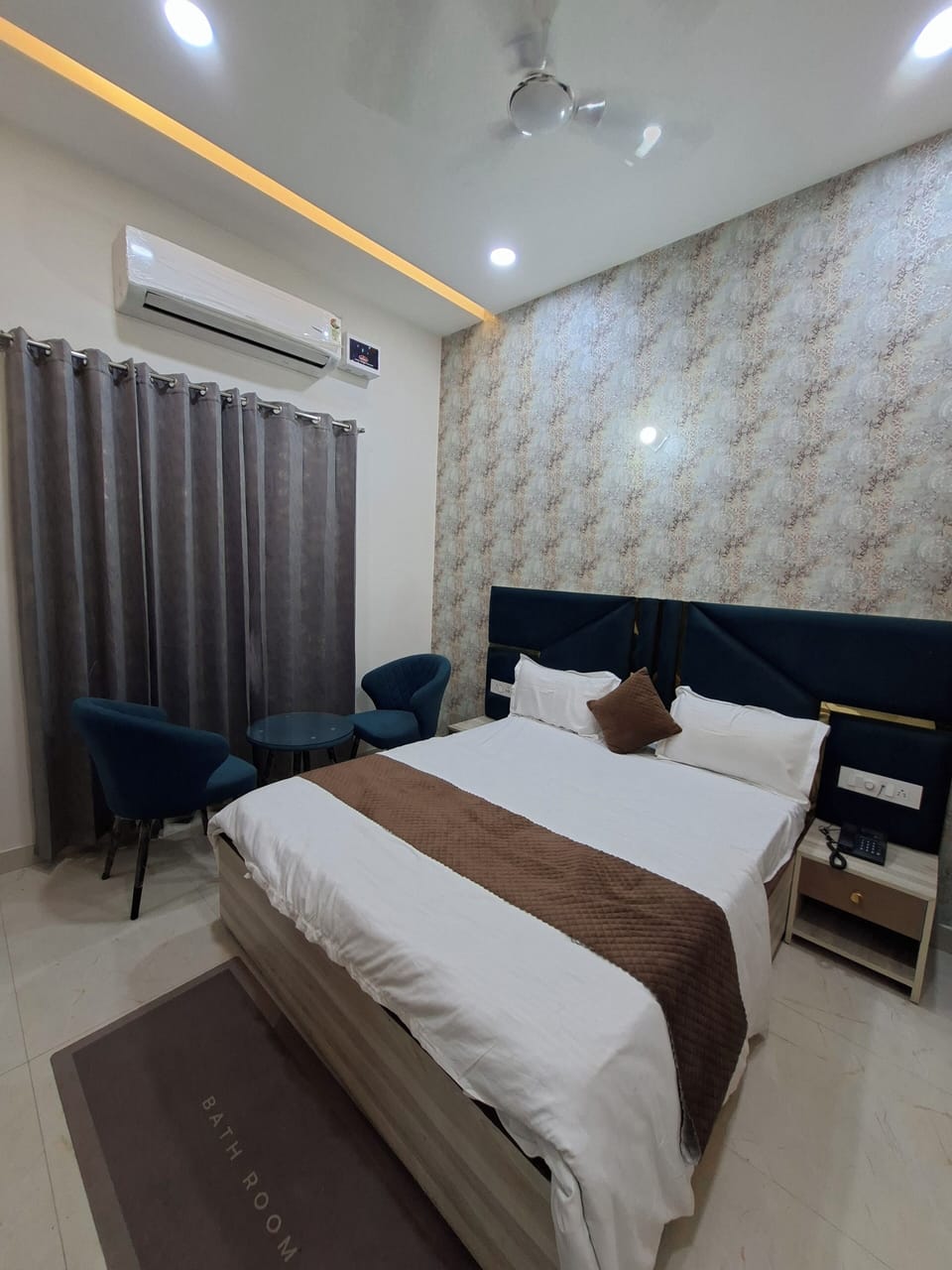 Classic Double Room, City View | Desk, laptop workspace, free WiFi