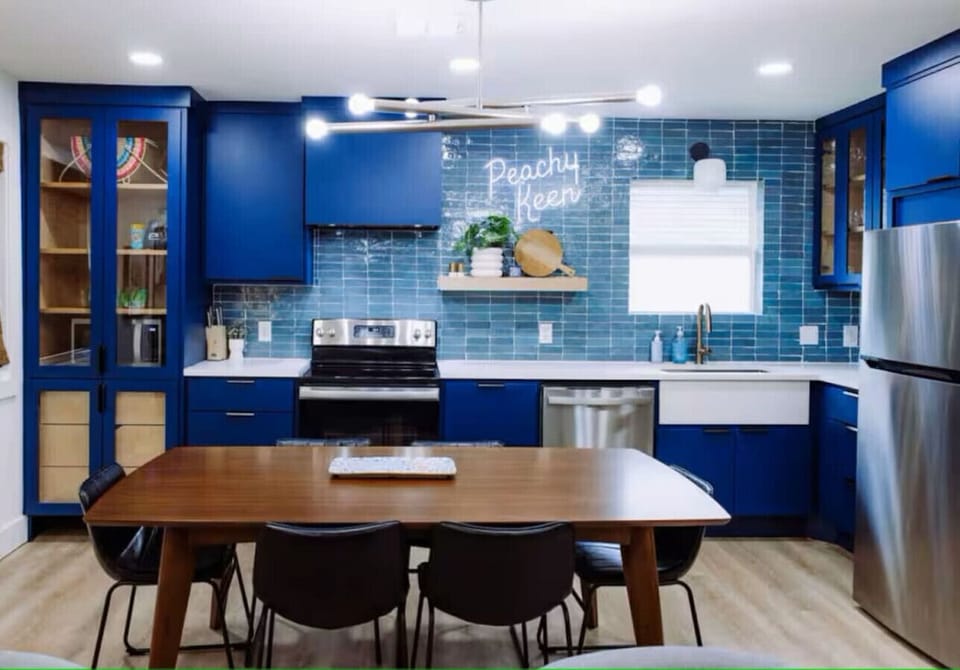 {Kitchen} Fully equipped kitchen and dining area