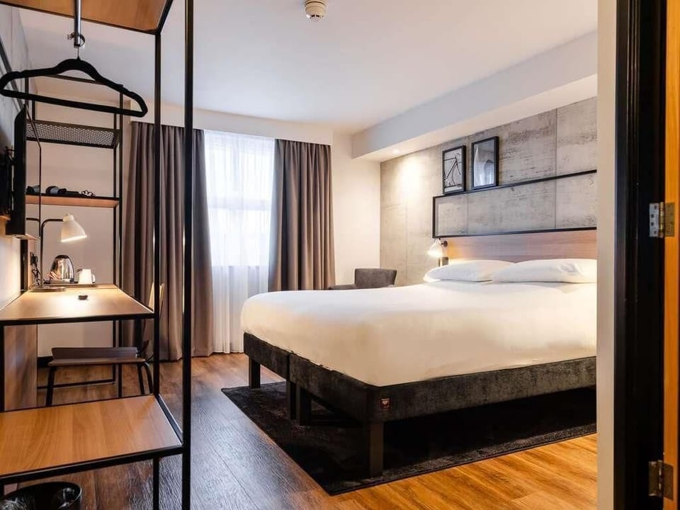 Standard Room, 1 Double Bed | Desk, laptop workspace, WiFi (free), bed sheets