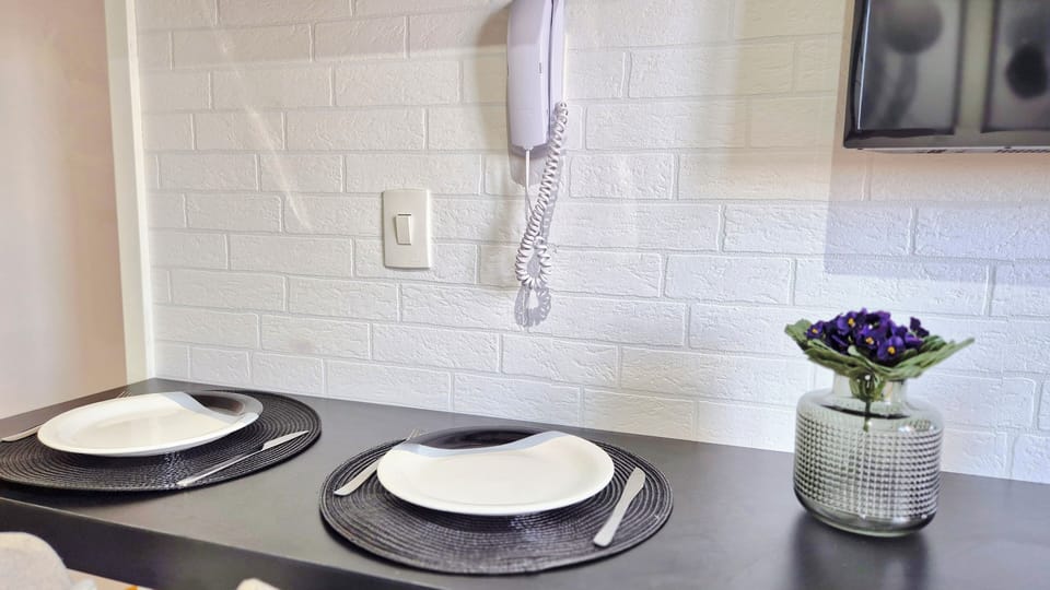 Standard Apartment, Lanai | Dining room