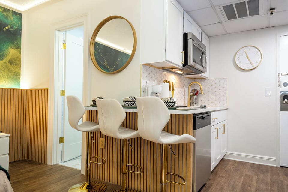 Dining area with dining table, crockery, cutlery and wine glasses