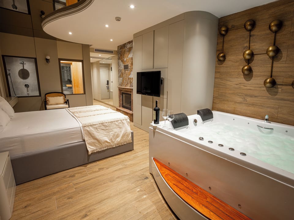 Minibar, in-room safe, free WiFi, bed sheets