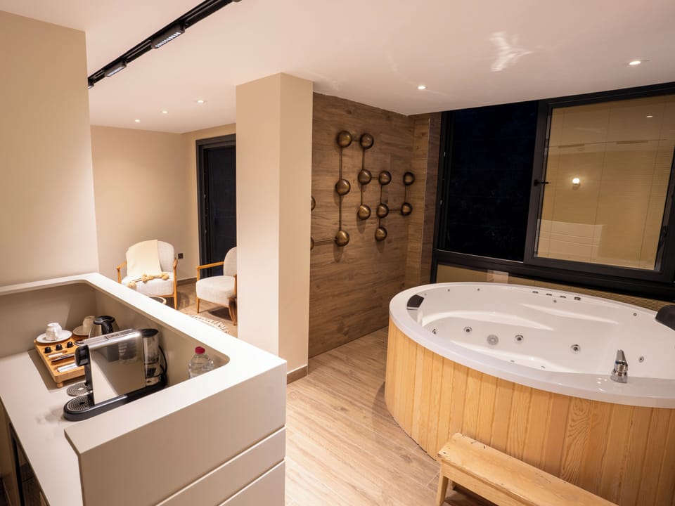 Honeymoon Suite, Balcony, Garden View | Private spa tub