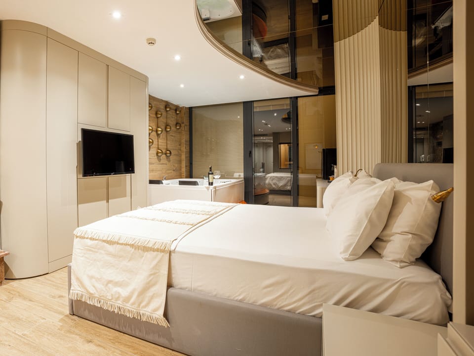 Minibar, in-room safe, free WiFi, bed sheets