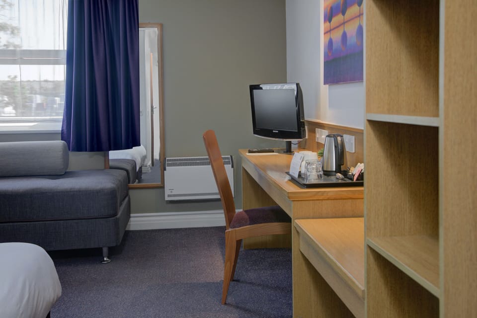 Standard Room, 1 Double Bed, Accessible, Bathtub | Desk, free WiFi, bed sheets, wheelchair access