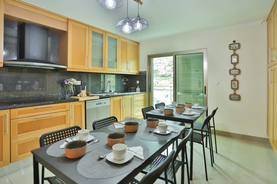 House | 4 bedrooms, desk, Internet