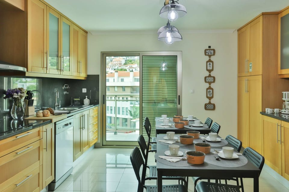 House | 4 bedrooms, desk, Internet
