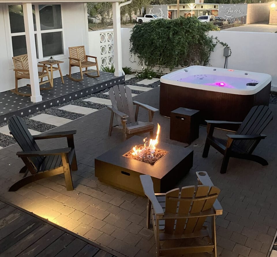 {Courtyard} Hot tub & fire pit