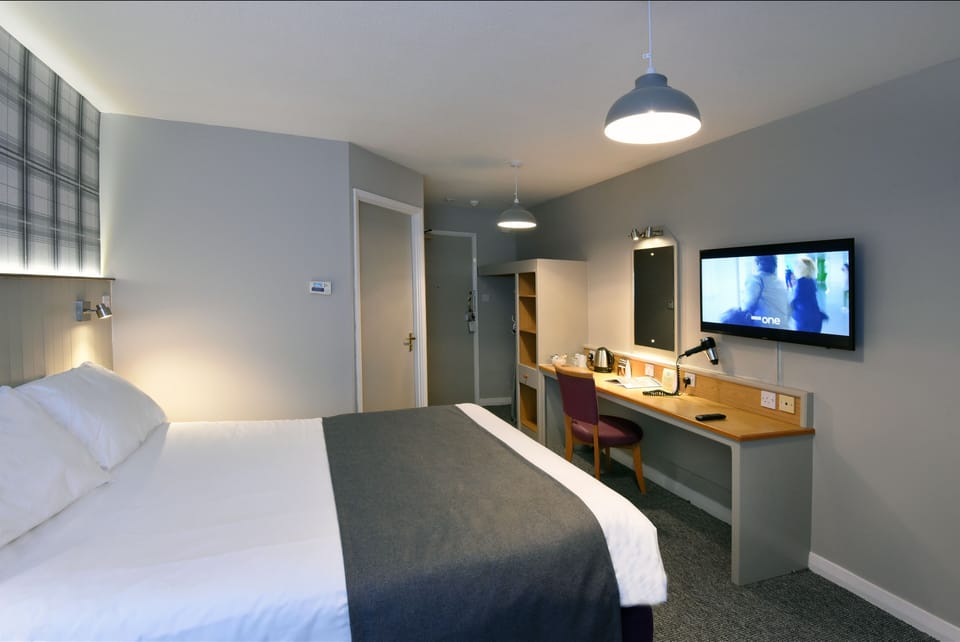 Double Room | Desk, iron/ironing board, free WiFi, bed sheets